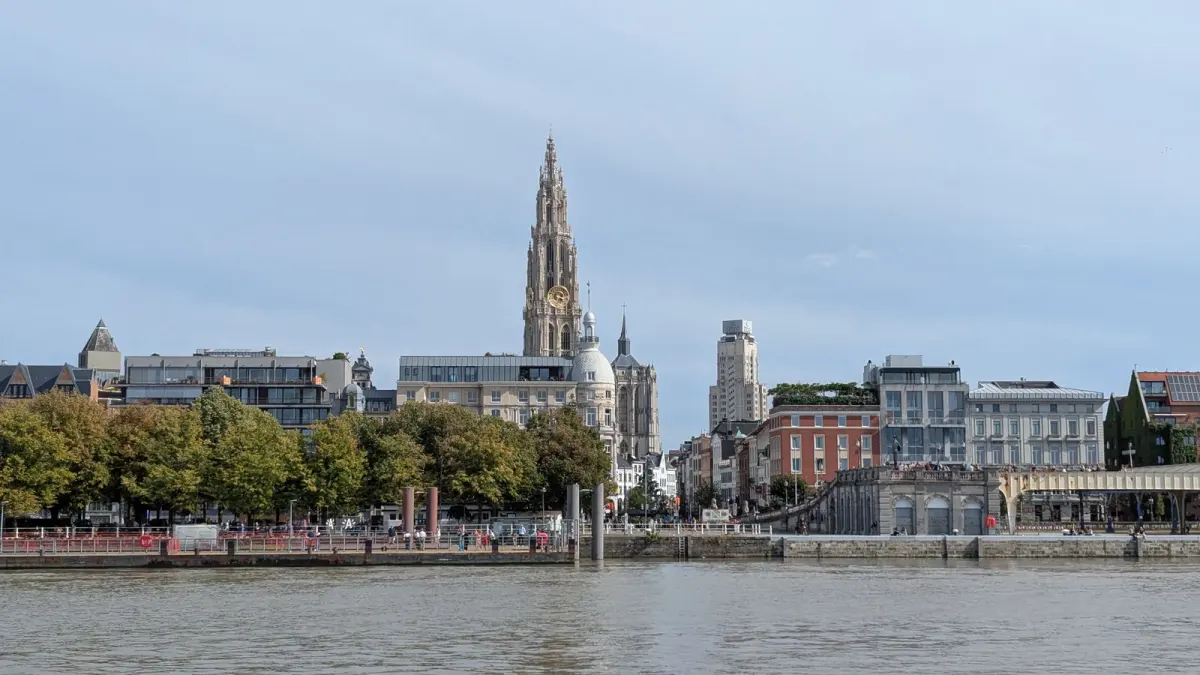 Zicht over de Schelde op Antwerpen met de toren van de kathedraal