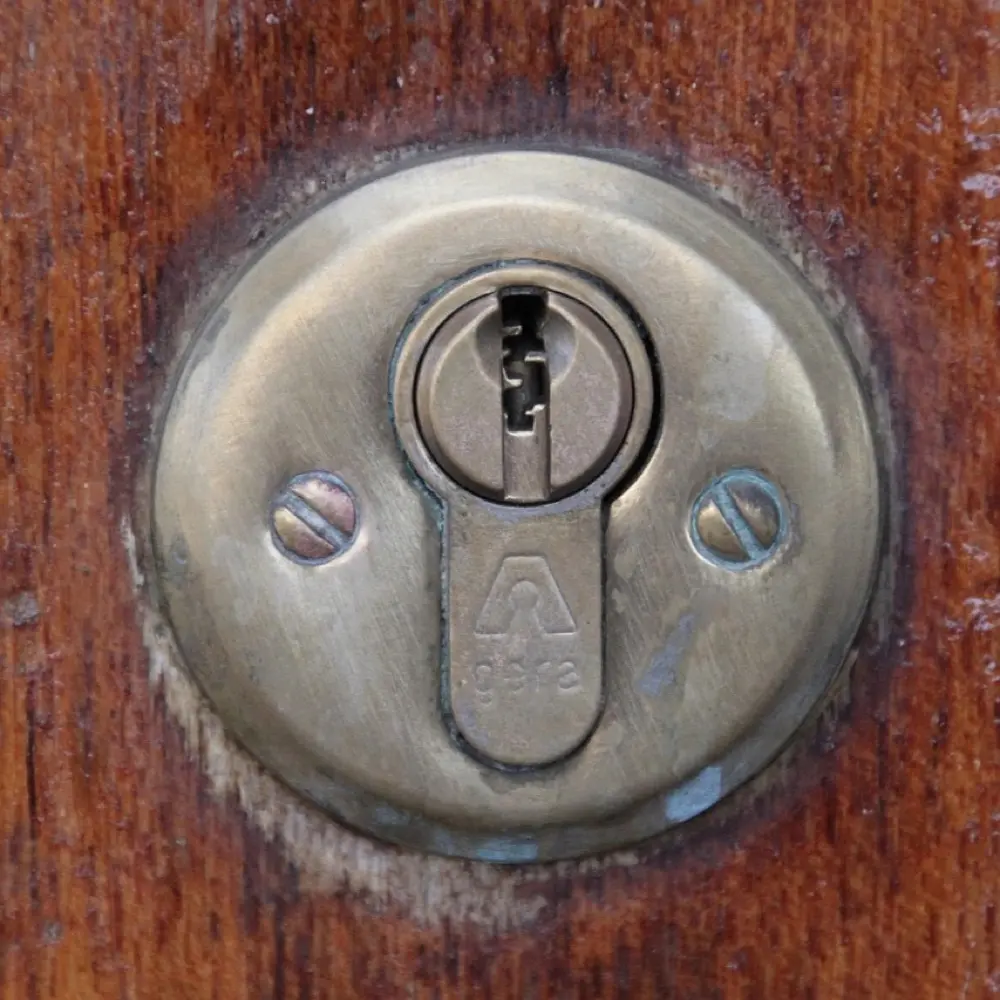 Een cilinderslot in een oude houten deur