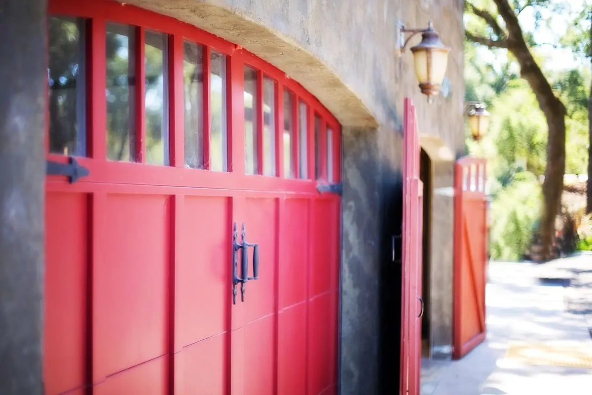 Rode garagepoorten aan een woning