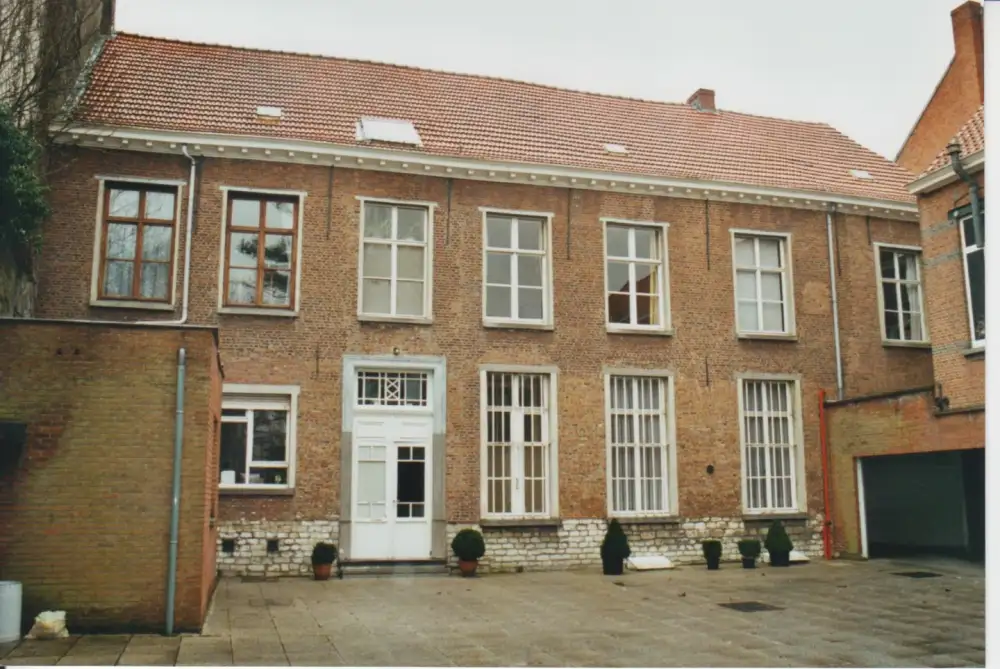 Een oud bakstenen herenhuis aan de Grote Markt in Beveren