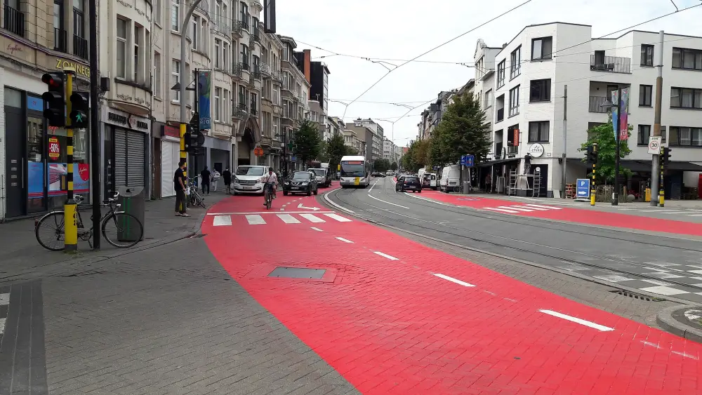 De Turnhoutsebaan in Borgerhout met de rode fietsstraat