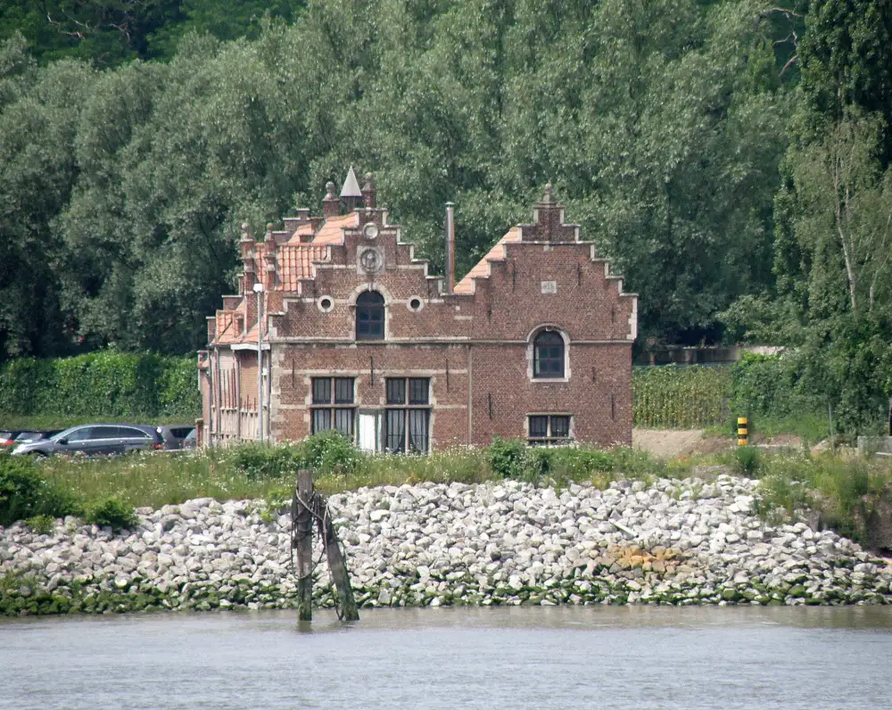 Het oude Bakkersveer-huis aan de Schelde in Burcht
