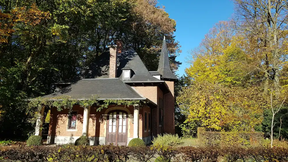 Een oud huisje tussen de herfstbomen in het Rivierenhof in Deurne