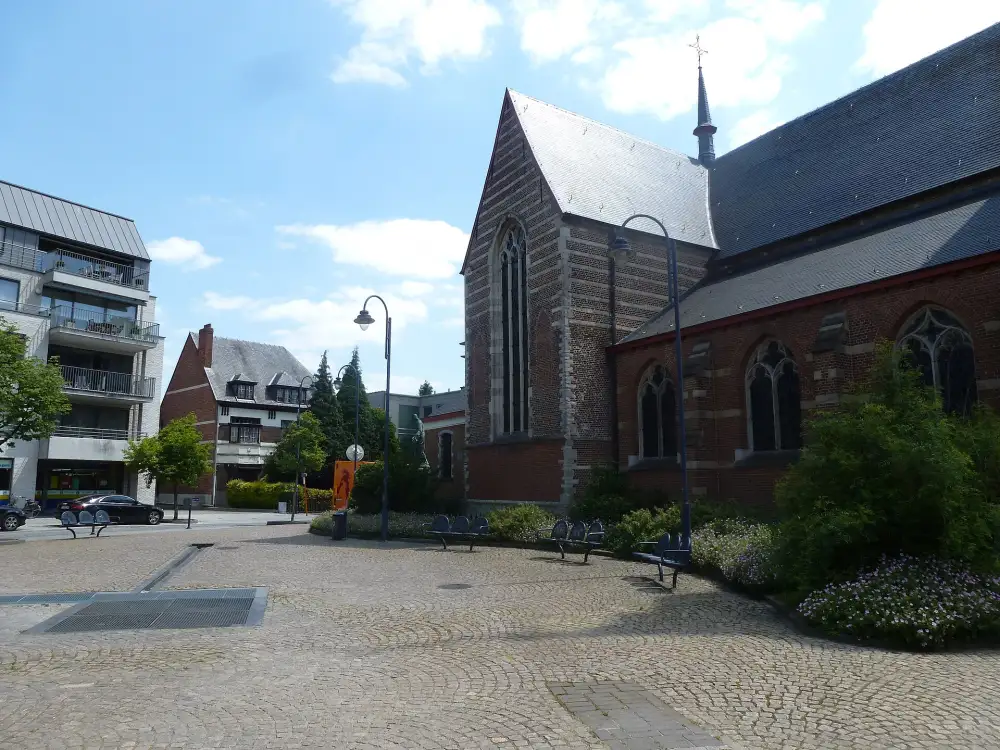 De kerk en een plein met appartementen in Edegem