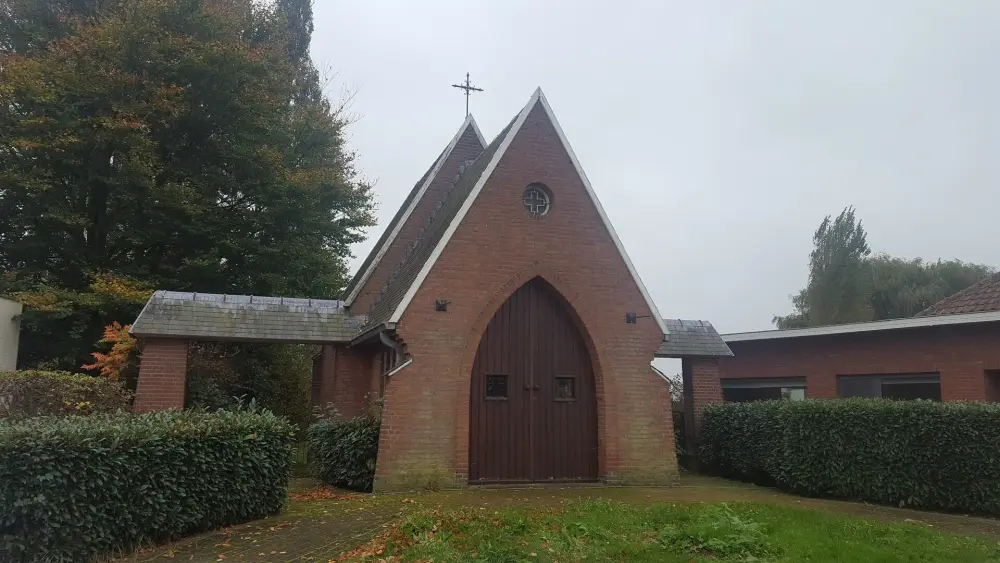 Een bakstenen kapel aan de Steenwinkelstraat in Schelle