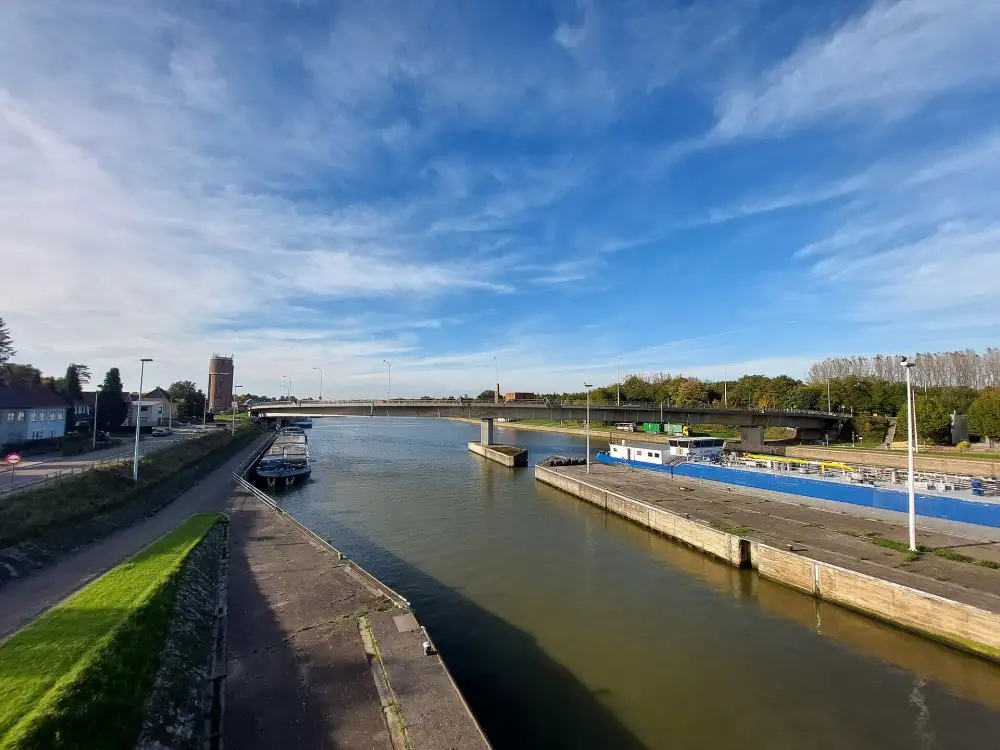 Het Albertkanaal bij Wijnegem met de brug van de Turnhoutsebaan