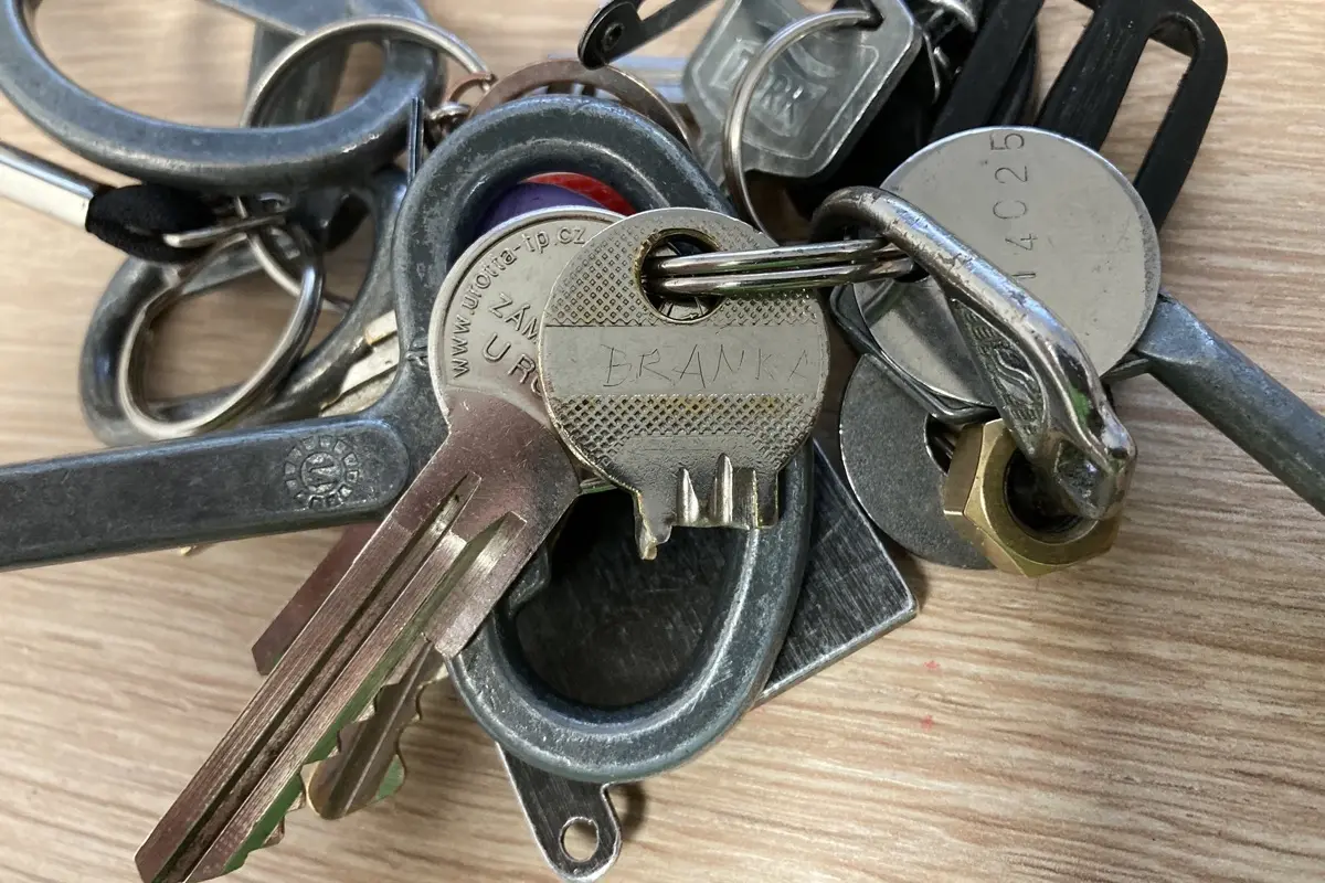 Een sleutelbos met een afgebroken sleutel tussen de andere sleutels